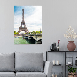 Plakat samoprzylepny Wieża Eiffla i most nad Sekwaną w Paryżu w słoneczny dzień