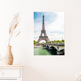 Plakat Wieża Eiffla i most nad Sekwaną w Paryżu w słoneczny dzień