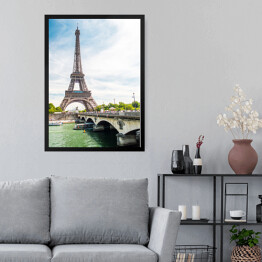 Obraz w ramie Wieża Eiffla i most nad Sekwaną w Paryżu w słoneczny dzień