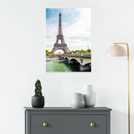 Plakat samoprzylepny Wieża Eiffla i most nad Sekwaną w Paryżu w słoneczny dzień