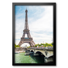 Obraz w ramie Wieża Eiffla i most nad Sekwaną w Paryżu w słoneczny dzień