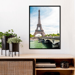 Plakat w ramie Wieża Eiffla i most nad Sekwaną w Paryżu w słoneczny dzień