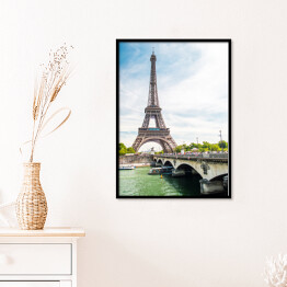 Plakat w ramie Wieża Eiffla i most nad Sekwaną w Paryżu w słoneczny dzień