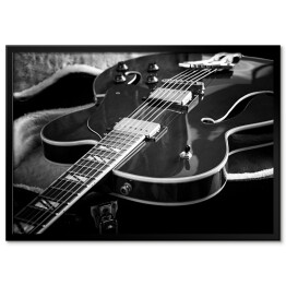 Plakat w ramie Gitara akustyczna z bliska na ciemnym tle