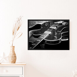 Obraz w ramie Gitara akustyczna z bliska na ciemnym tle