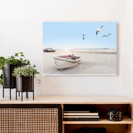 Piękny obraz plaży z łodzią i mewami