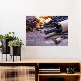 Plakat Czerwone wino w butelce oraz ser, oliwki, chleb, orzechy i figi na desce