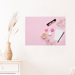 Plakat Kawa, ciasto makaron, czysty notatnik, okulary i kwiat na różowym stole