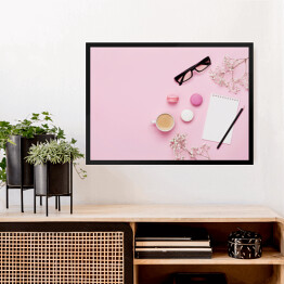 Obraz w ramie Kawa, ciasto makaron, czysty notatnik, okulary i kwiat na różowym stole