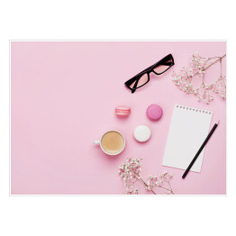 Kawa, ciasto makaron, czysty notatnik, okulary i kwiat na różowym stole