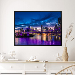 Obraz w ramie Panorama miasta Brisbane w Australii rozświetlona purpurowymi światłami