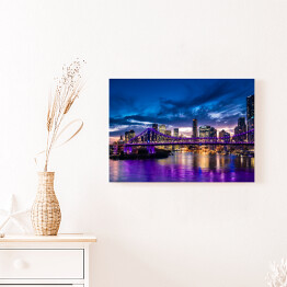 Obraz na płótnie Panorama miasta Brisbane w Australii rozświetlona purpurowymi światłami