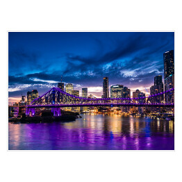 Plakat samoprzylepny Panorama miasta Brisbane w Australii rozświetlona purpurowymi światłami