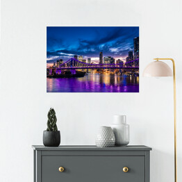 Plakat Panorama miasta Brisbane w Australii rozświetlona purpurowymi światłami