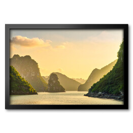 Obraz w ramie Zatoka Halong otoczona skałami, Wietnam