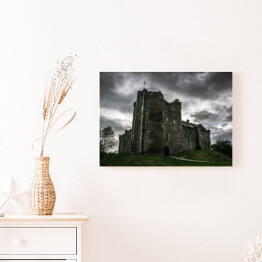 Zamek Doune w Szkocji tuż przed burzą