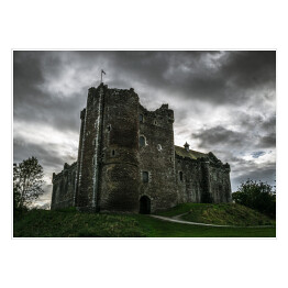 Zamek Doune w Szkocji tuż przed burzą