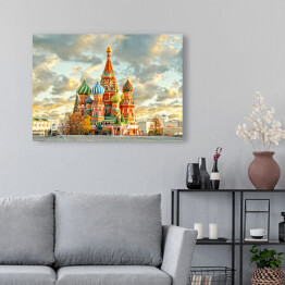 Moskwa, pochmurne niebo nad katedrą św. Bazylego