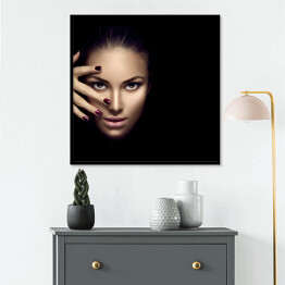 Plakat w ramie Piękna kobieta - makijaż i manicure na ciemnym tle