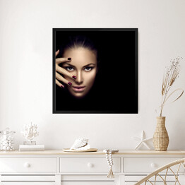 Obraz w ramie Piękna kobieta - makijaż i manicure na ciemnym tle