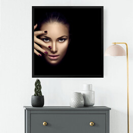 Obraz w ramie Piękna kobieta - makijaż i manicure na ciemnym tle