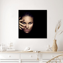 Plakat w ramie Piękna kobieta - makijaż i manicure na ciemnym tle