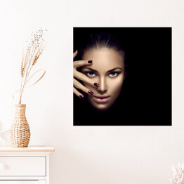 Plakat samoprzylepny Piękna kobieta - makijaż i manicure na ciemnym tle