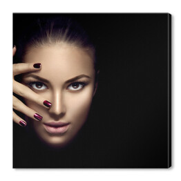 Obraz na płótnie Piękna kobieta - makijaż i manicure na ciemnym tle