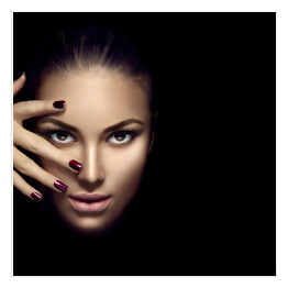 Plakat samoprzylepny Piękna kobieta - makijaż i manicure na ciemnym tle