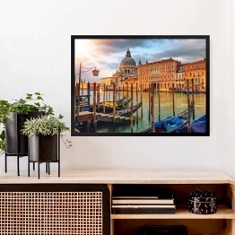 Obraz w ramie Wenecja - kanały przy zabytkowych budynkach