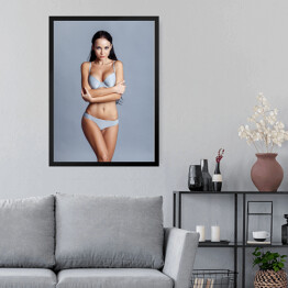 Obraz w ramie Piękna dziewczyna w seksownej bieliźnie na szarym tle