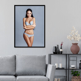Plakat w ramie Piękna dziewczyna w seksownej bieliźnie na szarym tle