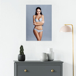 Plakat samoprzylepny Piękna dziewczyna w seksownej bieliźnie na szarym tle
