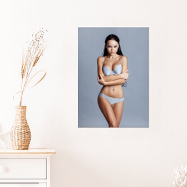 Plakat Piękna dziewczyna w seksownej bieliźnie na szarym tle