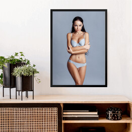 Obraz w ramie Piękna dziewczyna w seksownej bieliźnie na szarym tle