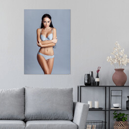 Plakat samoprzylepny Piękna dziewczyna w seksownej bieliźnie na szarym tle