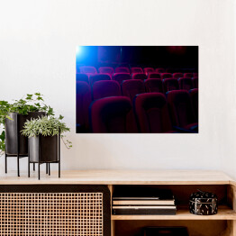Plakat Ciemne kino z projekcją światła i pustymi siedzeniami