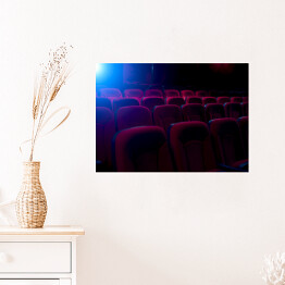 Plakat samoprzylepny Ciemne kino z projekcją światła i pustymi siedzeniami