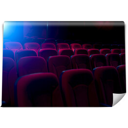 Fototapeta Ciemne kino z projekcją światła i pustymi siedzeniami