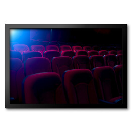 Obraz w ramie Ciemne kino z projekcją światła i pustymi siedzeniami