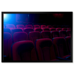Plakat w ramie Ciemne kino z projekcją światła i pustymi siedzeniami