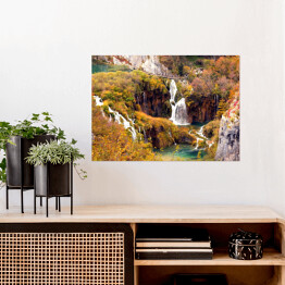 Plakat Wodospad przy jesiennej roślinności