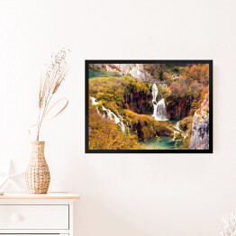 Obraz w ramie Wodospad przy jesiennej roślinności
