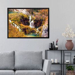 Obraz w ramie Wodospad przy jesiennej roślinności