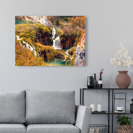 Obraz na płótnie Wodospad przy jesiennej roślinności
