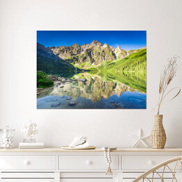Plakat samoprzylepny Cudowny wschód słońca nad jeziorem w Tatrach latem