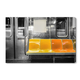 Wnętrze metra w Nowym Jorku z kolorowymi siedzeniami