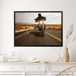 Obraz w ramie Motocyklista w drodze 