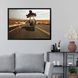 Obraz w ramie Motocyklista w drodze 