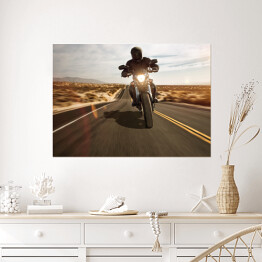 Plakat samoprzylepny Motocyklista w drodze 